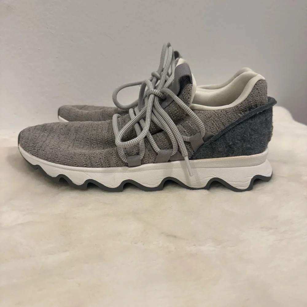 Sorel kinetic impact Women's Light Gray Knit Athletic Sneakers Size 8